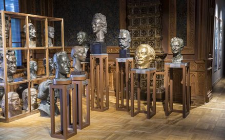 Alfons Karny – „Autoportret” na pierwszym planie. W tle Galeria Wielkich Polaków, m.in. Józef Piłsud