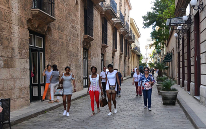 Kuba zaostrza zasady wjazdu. Wpuści tylko turystów zaszczepionych z testem PCR