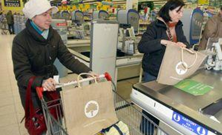 Projektowane przepisy przewidują zakaz używania w handlu detalicznym i usługach opakowań nieulegając