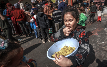Głodni uchodźcy zjadają żywność z ciężarówek na miejscu