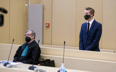 Oskarżony Adam Z. oraz adwokat Ireneusz Adamczak na sali rozpraw Sądu Okręgowego w Poznaniu