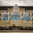 Kijów. Pomniki osłonięte workami z piaskiem