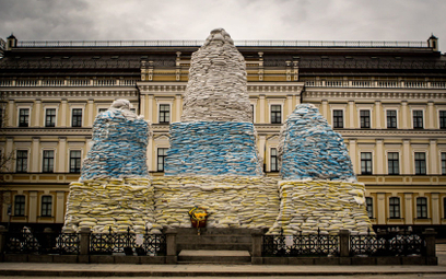 Kijów. Pomniki osłonięte workami z piaskiem