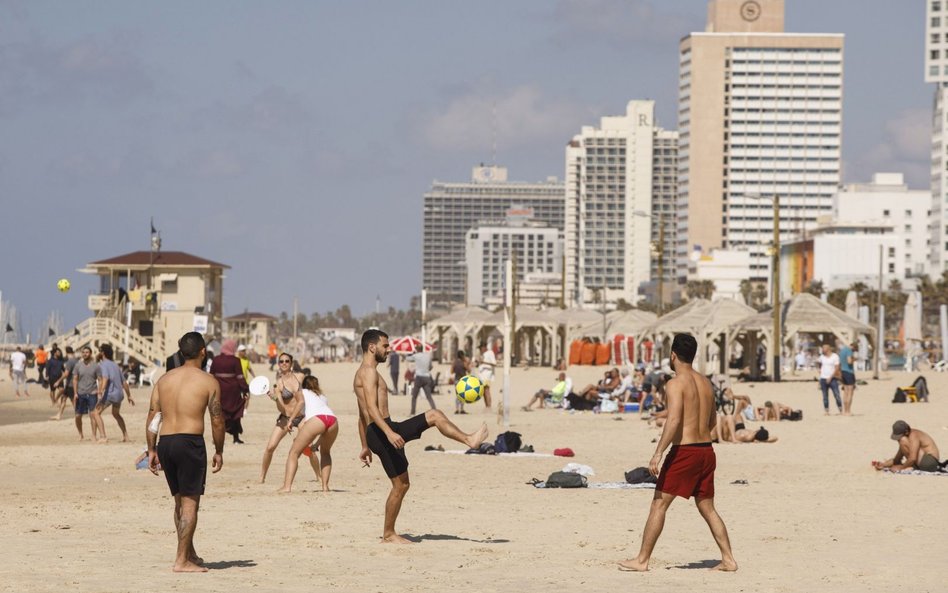 Niewykluczone, że świadectwo szczepienia stanie się „wizą turystyczną”. Na zdjęciu: plaża w Tel Awiw