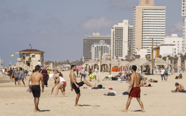 Niewykluczone, że świadectwo szczepienia stanie się „wizą turystyczną”. Na zdjęciu: plaża w Tel Awiw