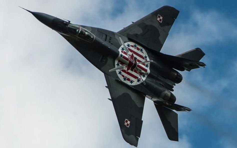 Pokaz pilotów MiG-29 nad Mińskiem Maz. Samoloty te można też zobaczyć w Szwajcarii