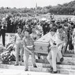 Towarzysze broni odprowadzają zmarłego Generała na ostatnią wartę na cmentarzu Monte Cassino.