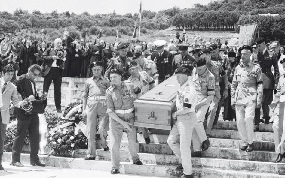 Towarzysze broni odprowadzają zmarłego Generała na ostatnią wartę na cmentarzu Monte Cassino.