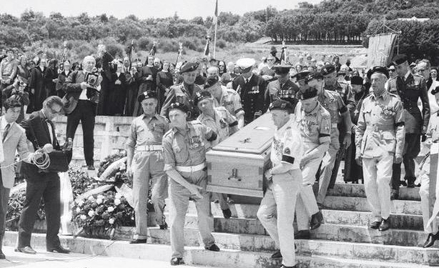 Towarzysze broni odprowadzają zmarłego Generała na ostatnią wartę na cmentarzu Monte Cassino.