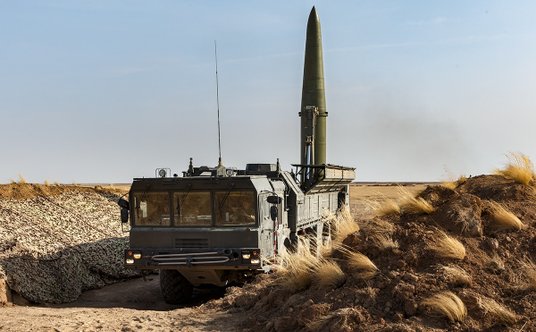 "Iskander-M na pozycji ogniowej. Fot./MO FR."