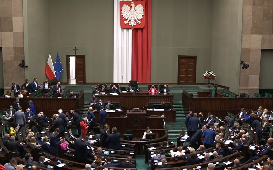 Sondaż. Rośnie poparcie dla jednej partii i liczba niezdecydowanych