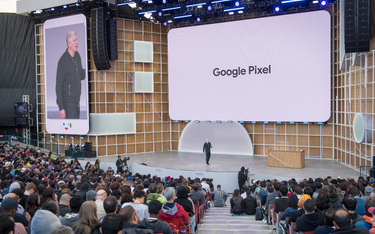 Rick Osterloh, starszy wiceprezydent Google`a, odpowiadający za hardwareprzemiawia w trakcie konfere
