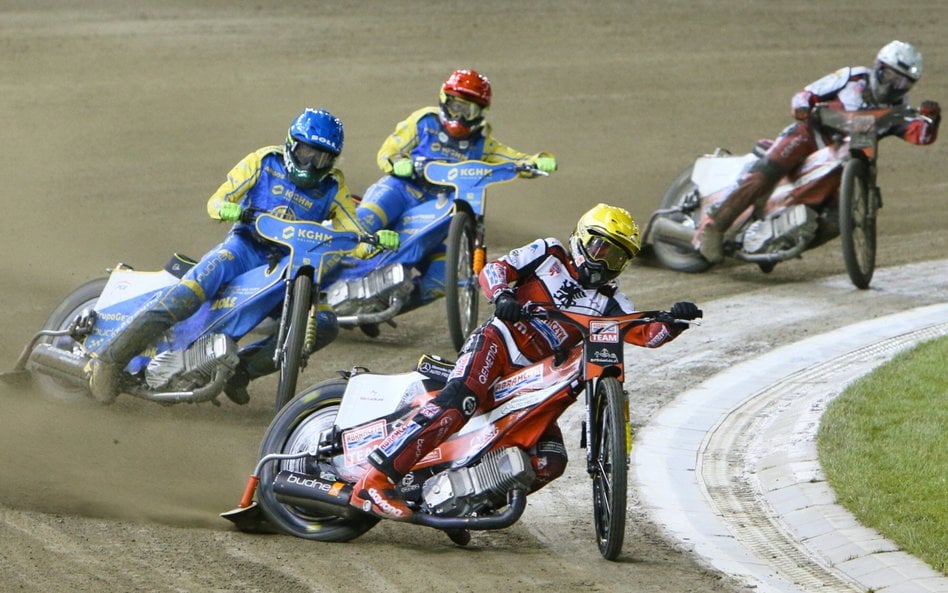 Szymon W. (kask żółty) w barażowym meczu o miejsce w PGE Ekstralidze ze Stalą Gorzów