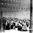 Umschlagplatz, lipiec 1942 roku. W sąsiednim kadrze mógłby się znaleźć Janusz Korczak
