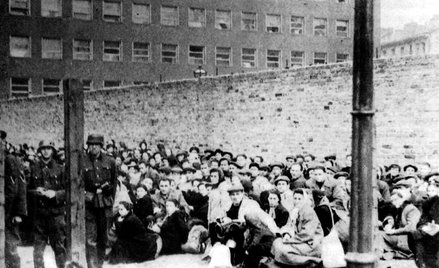 Umschlagplatz, lipiec 1942 roku. W sąsiednim kadrze mógłby się znaleźć Janusz Korczak