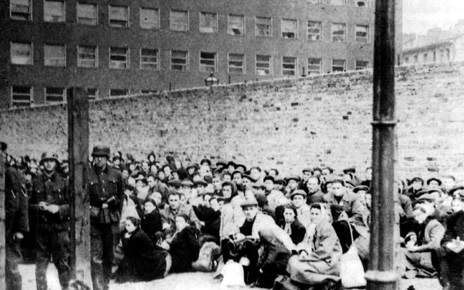 Umschlagplatz, lipiec 1942 roku. W sąsiednim kadrze mógłby się znaleźć Janusz Korczak