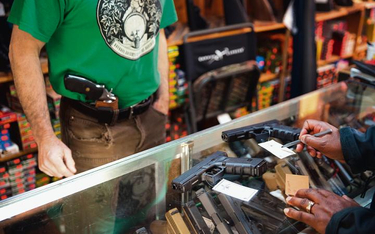 „Twarożek, ziemniaki i nowy pistolet”: zakupy w osiedlowym sklepiku Danny Egana w Tinley Park w stan