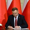 Prezydent Andrzej Duda składa podpis