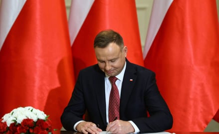 Prezydent Andrzej Duda składa podpis