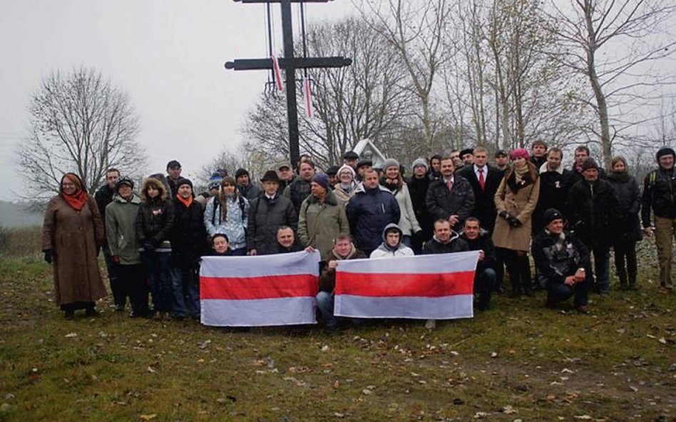 Uczestnicy październikowej akcji w Świsłoczy. Żyvie Biełaruś!