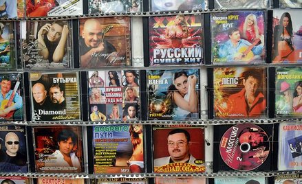 Stoisko na kijowskiej ulicy: rosyjski pop w wersji romantycznej, apaszowskiej, folkowej oraz XXL