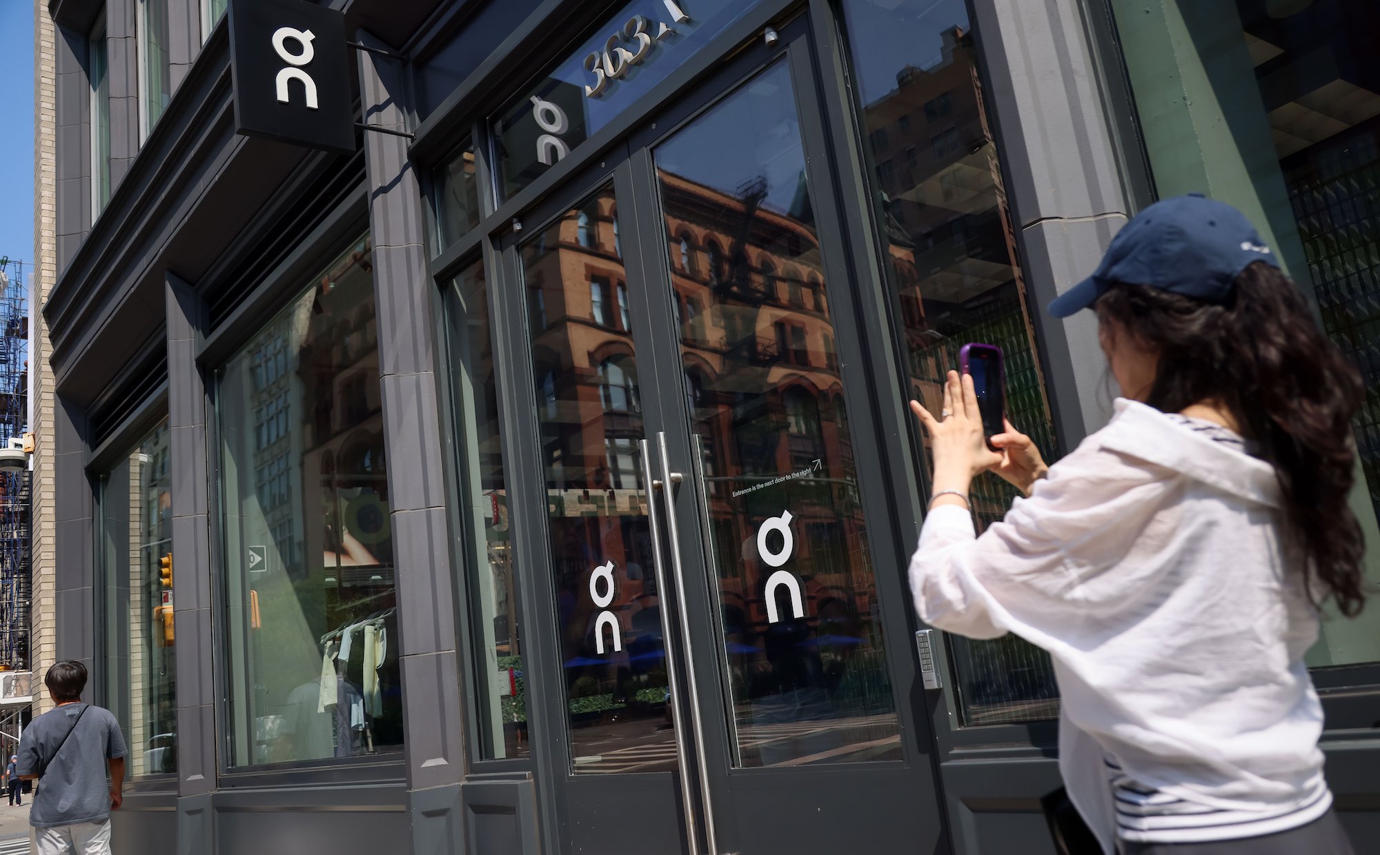 Spór o szwajcarskość. Słynny producent butów kontra obrońcy krzyża