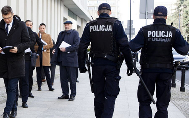 Policjanci i kolejka posłów przed wejściem do budynku Sejmu, przed ostatnim „zwykłym” posiedzeniem