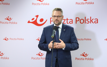 Prezes zarządu Wytwórni Papierów Wartościowych Maciej Biernat podczas prezentacji Księgi Znaczków Po