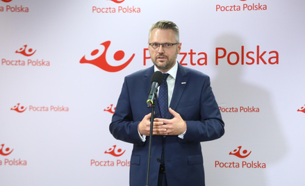 Prezes zarządu Wytwórni Papierów Wartościowych Maciej Biernat podczas prezentacji Księgi Znaczków Po