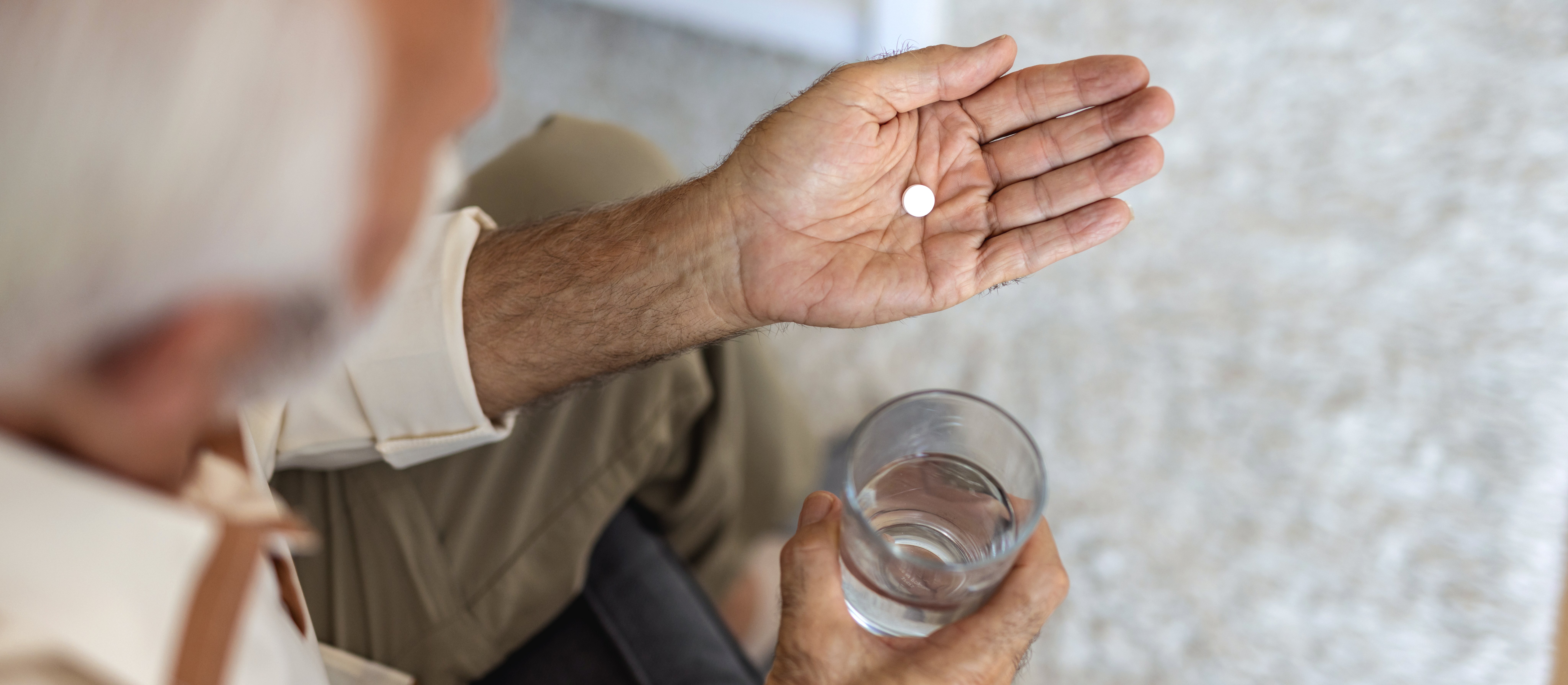 Seniorzy mogą być zdrowsi dzięki placebo. Kluczowa jest szczerość lekarzy