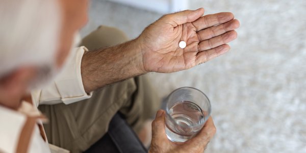 Seniorzy mogą być zdrowsi dzięki placebo. Kluczowa jest szczerość lekarzy