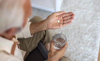 Świadome przyjmowanie przez seniorów placebo może przynieść pozytywne rezultaty, dowodzą włoscy nauk