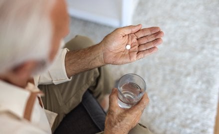 Świadome przyjmowanie przez seniorów placebo może przynieść pozytywne rezultaty, dowodzą włoscy nauk