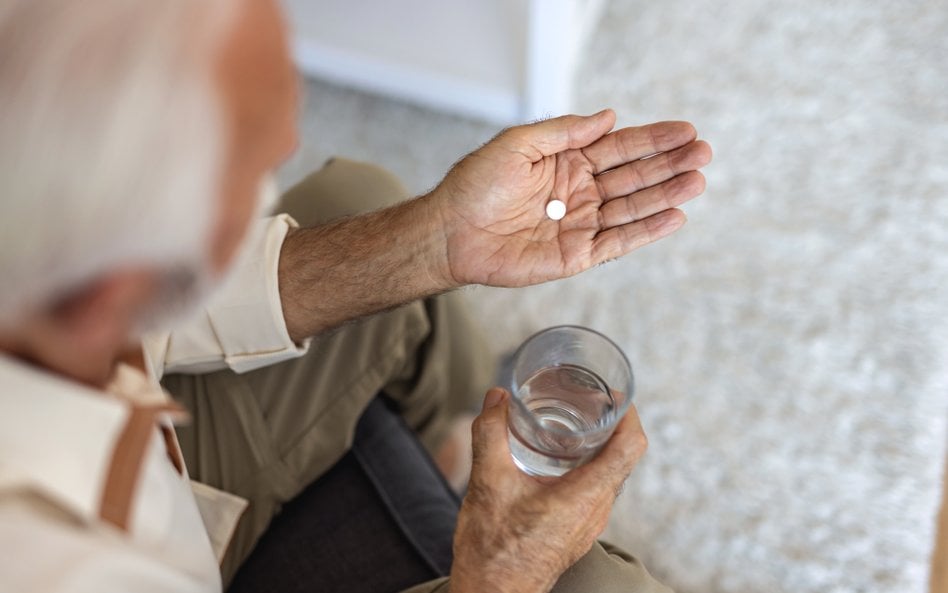 Świadome przyjmowanie przez seniorów placebo może przynieść pozytywne rezultaty, dowodzą włoscy nauk