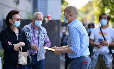 Mieszkańcy Sydney przed punktem szczepień na COVID-19