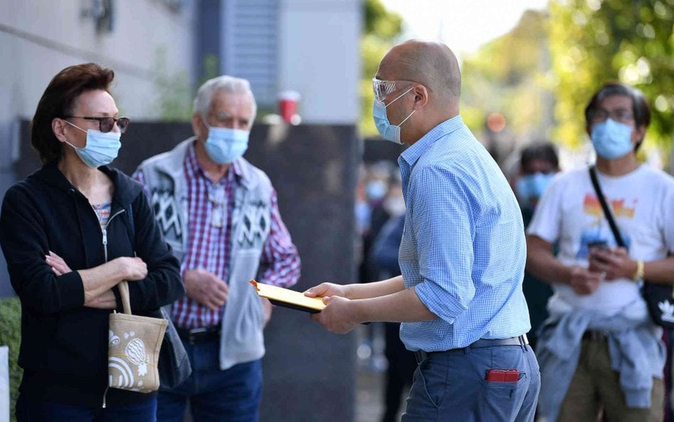 Mieszkańcy Sydney przed punktem szczepień na COVID-19