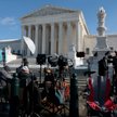 Ekipy TV przed gmachem Sądu Najwyższego w Waszyngtonie
