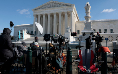 Ekipy TV przed gmachem Sądu Najwyższego w Waszyngtonie