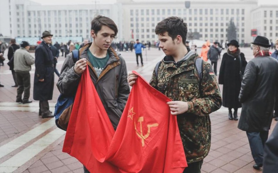 Uroczystości z okazji 101. rocznicy rewolucji październikowej w Mińsku.