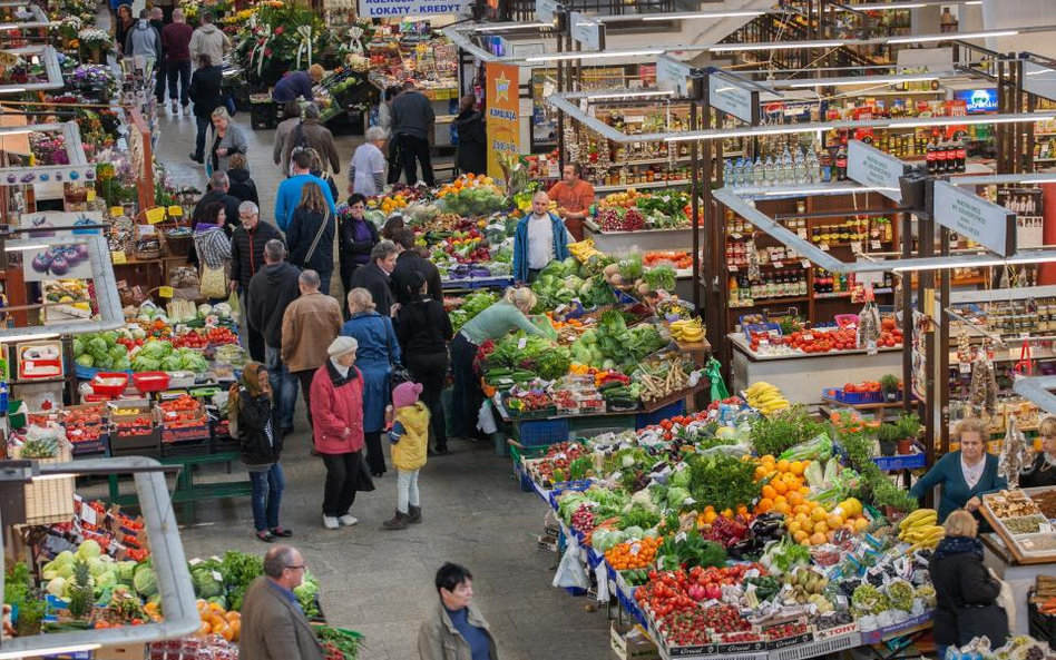 Odszkodowanie za upadek na mokrej podłodze w markecie