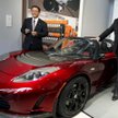 Sportowy samochód Tesla Roadster. Od lewej: Akio Toyoda, szef Toyoty i Elon Musk, prezes Tesla Motor