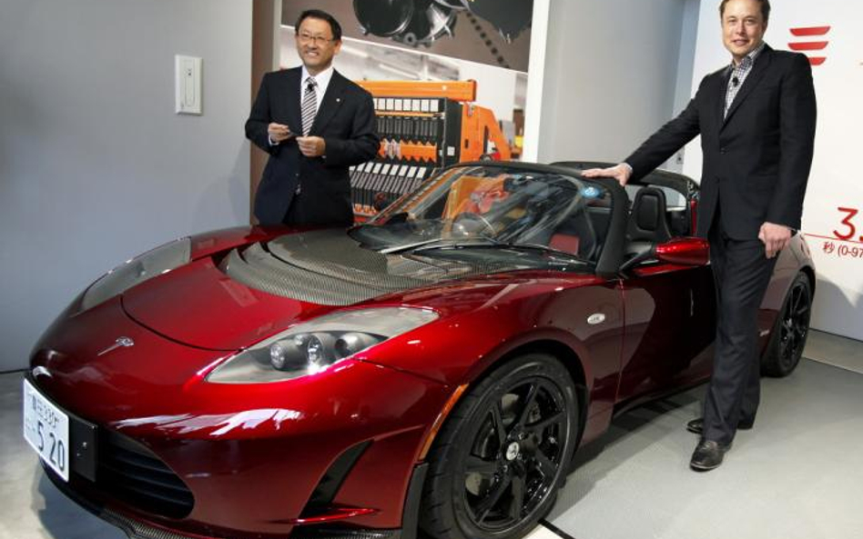 Sportowy samochód Tesla Roadster. Od lewej: Akio Toyoda, szef Toyoty i Elon Musk, prezes Tesla Motor