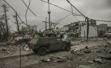 Samochód pancerny Eagle przejeżdża przez zdewastowaną część miasta Awdijiwka na Ukrainie, 18 marca 2