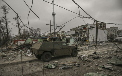Samochód pancerny Eagle przejeżdża przez zdewastowaną część miasta Awdijiwka na Ukrainie, 18 marca 2