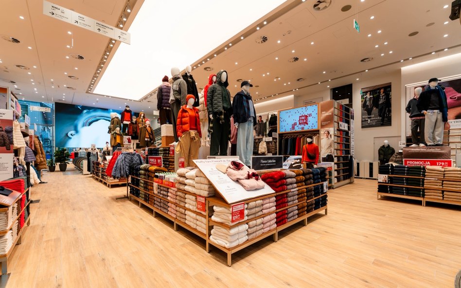 Uniqlo przygotowało współprace z lokalnymi partnerami: CD Projekt Red, Baken oraz graficzką Olą Niep