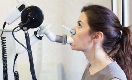 Lekarze chcą rutynowo wykonywać spirometrię u każdego palącego papierosy i kaszlącego pacjenta po 35