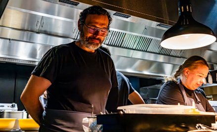 Andrea Camastra od lat jest związany zawodowo z Polską. W Warszawie prowadzi restaurację Nuta. Nieba