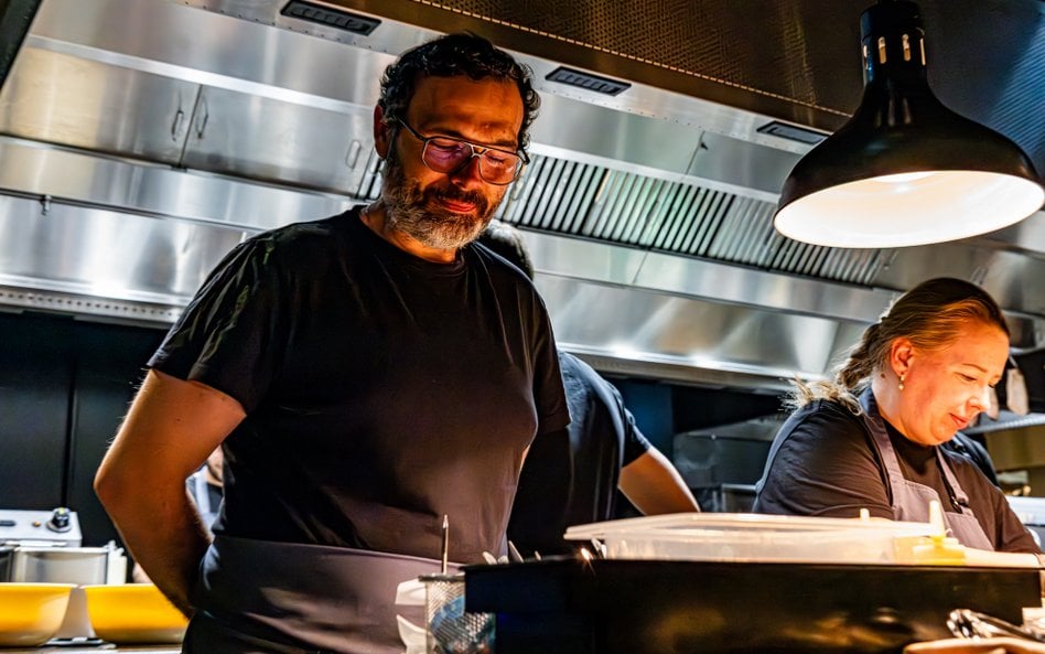 Andrea Camastra od lat jest związany zawodowo z Polską. W Warszawie prowadzi restaurację Nuta. Nieba