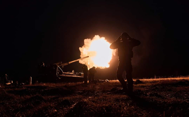Ukraińscy artylerzyści w czasie prowadzenia ognia