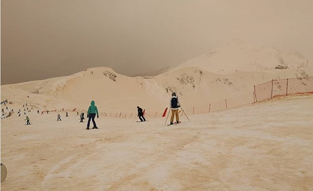Pomarańczowy śnieg na stokach w Soczi